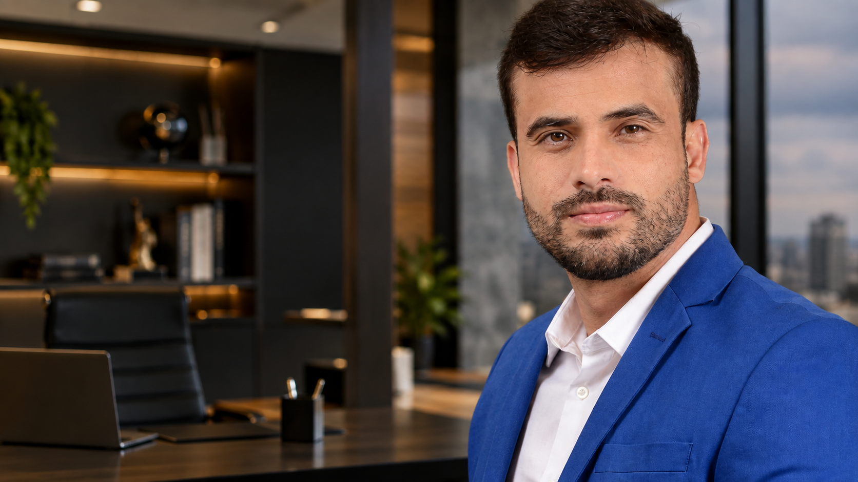 Dr. Gustavo Reis em seu consultório
